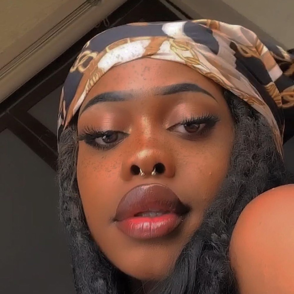 Meet your Posher, Claudia